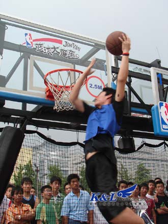 李霄鵬卻似